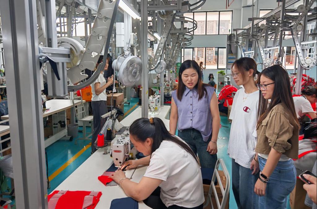 深耕产业研学 赋能就业成才——服艺学院师生参与2026“千名高校毕业生三明行”活动纺纱加工纪实